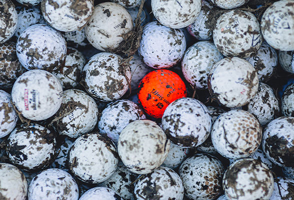 De ongelofelijke transformatie van golfballen: zie hoe vuil ze zijn direct uit het water!