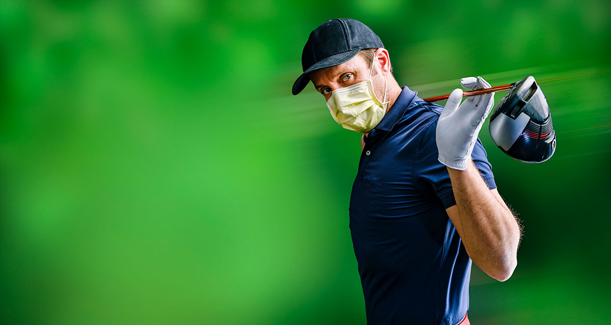 Golfspelare med skyddsmask